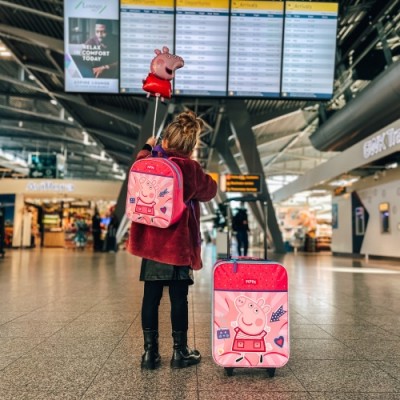 Vadobag Комплект 3 в 1 PEPPA PIG Always Better Together, Пепа Пиг – куфар, малка раница и мешка, 007-2790, за момиче 007-2790 Vadobag Комплект 3 в 1 PEPPA PIG Always Better Together, Пепа Пиг – куфар, малка раница и мешка, 007-2790, за момиче 007-2790