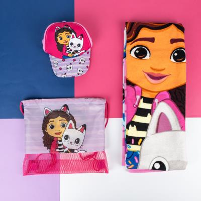Cerda, GABBY´S DOLLHOUSE детсски комплект шапка и плажна кърпа в сак, 2200010145. момиче, розов, многоцветен 2200010145 Cerda, GABBY´S DOLLHOUSE детсски комплект шапка и плажна кърпа в сак, 2200010145. момиче, розов, многоцветен 2200010145
