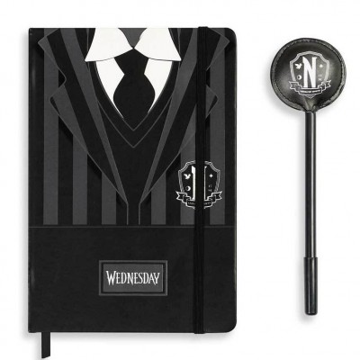 Karactermania комплект дневник с ластик 100л + химикалка в кутия WEDNESDAY Uniform , 06013, момиче, черно и бяло 06013 Karactermania комплект дневник с ластик 100л + химикалка в кутия WEDNESDAY Uniform , 06013, момиче, черно и бяло 06013